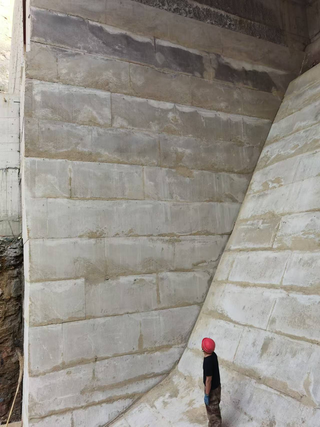 為火箭動(dòng)力系統(tǒng)試車(chē)臺(tái)導(dǎo)流槽提供耐高溫混凝土